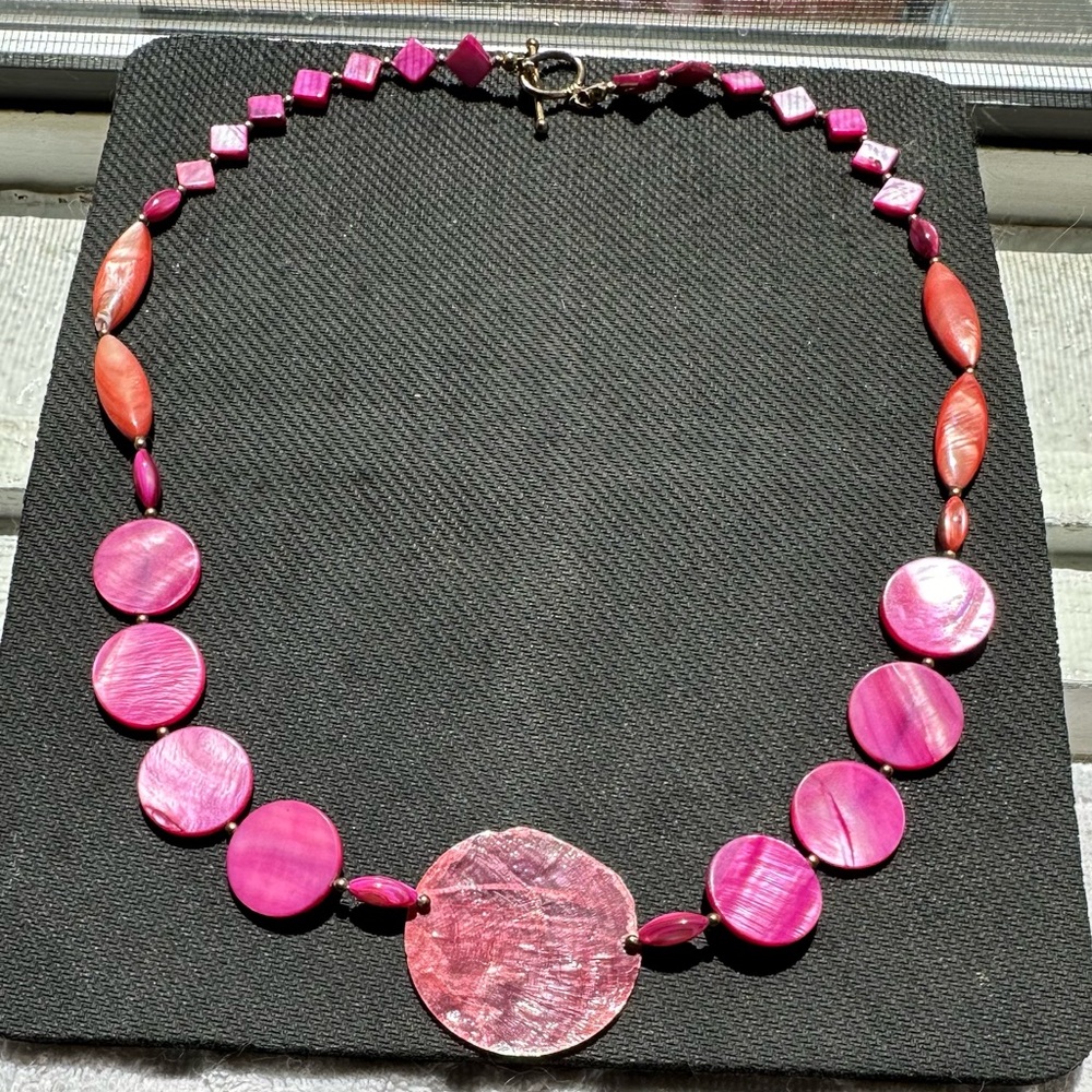Hand Crafted Unique Earth “One of a Kind” Pink & Orange Shell Necklace Set. - Picture 5 of 7